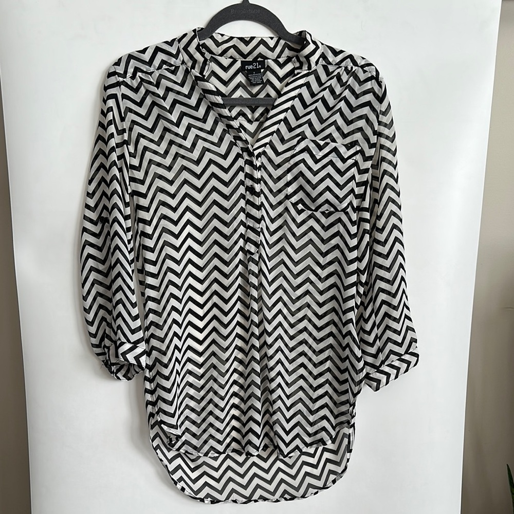 Rue 21 Black and White Chevron Women's Top